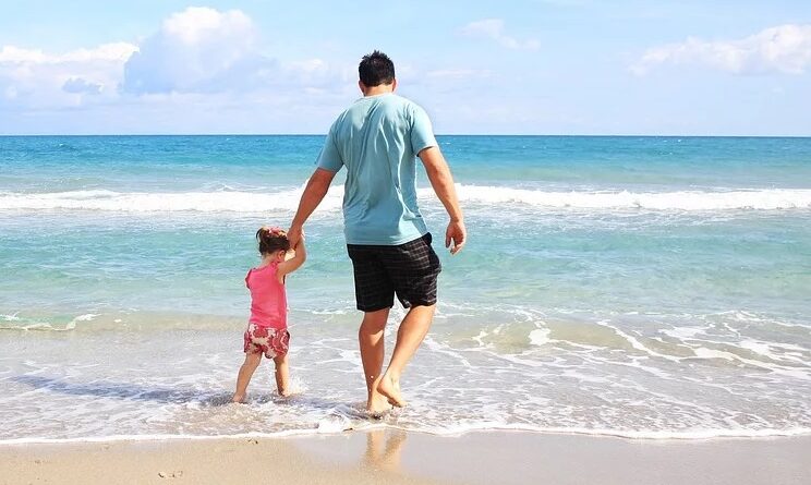Far og datter på stranden